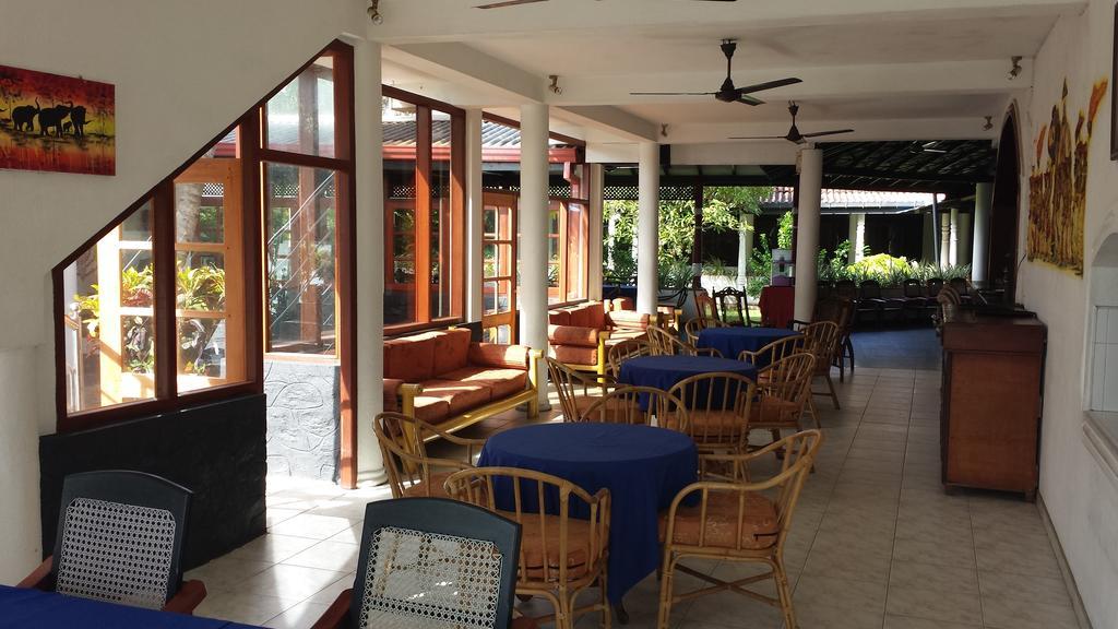Ganga Garden Hotel เบอร์อูวาลา ภายนอก รูปภาพ