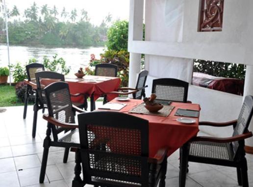Ganga Garden Hotel เบอร์อูวาลา ภายนอก รูปภาพ