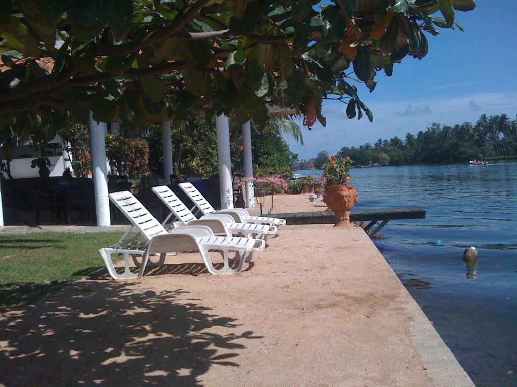 Ganga Garden Hotel เบอร์อูวาลา ภายนอก รูปภาพ